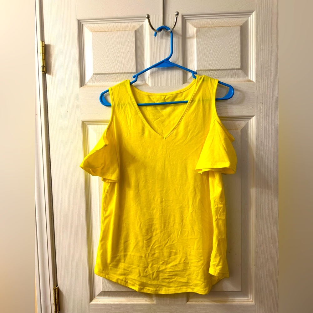Yellow shoulder exposed top.